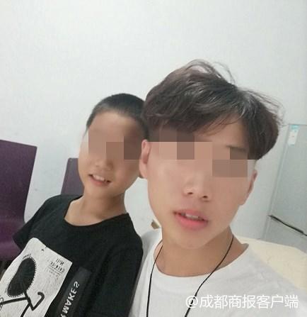 父母找人谈房屋拆迁 7岁男孩被遗忘车内窒息而亡