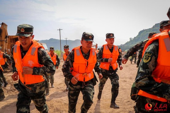 官兵到位后展开行动。（曹正玉摄）