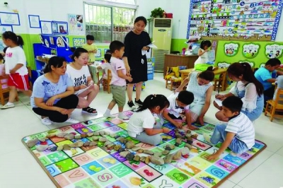 我市一所幼儿园内孩子们在玩游戏。资料图片