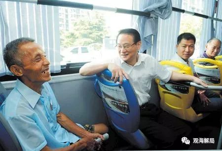 易炼红在长沙坐公交调研