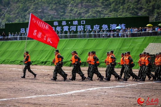 接到命令后，官兵迅速集结。（曹正玉摄）