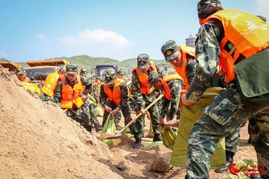 快速装填沙袋。（曹正玉摄）