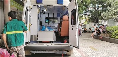 外卖送餐员被刀捅血溅路面 嫌犯淡定乘公交车逃离