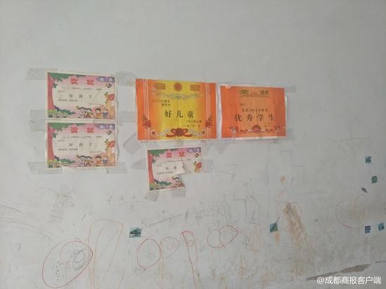 ▲墙壁上贴着明明获得的奖状