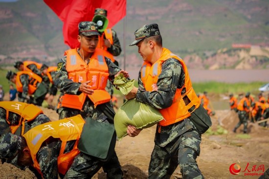 争分夺秒。（曹正玉摄）