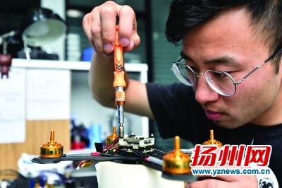 组装自主研发的无人机。