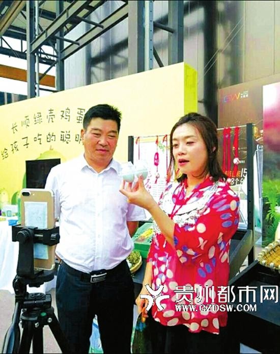 长顺县长李友军（左）在北京推销绿壳鸡蛋。 视频截图