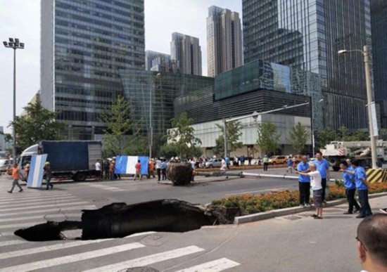 沈阳一处路面突发塌陷 信号灯掉入5米深坑