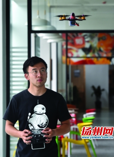 徐一鸣遥控驾驶自己研发的无人机。