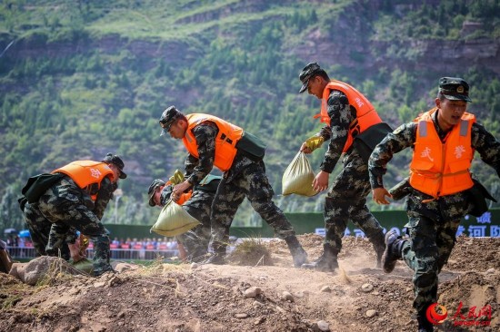 官兵运送沙袋填补决口。（曹正玉摄）