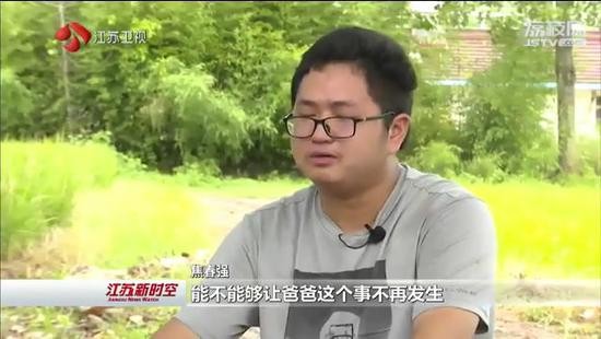 小伙打工时收到录取通知:每天站十几个小时赚学费