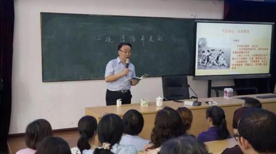 李镇西正在上课。资料图