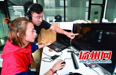 和小伙伴进行微电影后期制作。