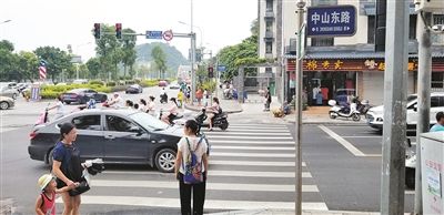 外卖送餐员被刀捅血溅路面 嫌犯淡定乘公交车逃离