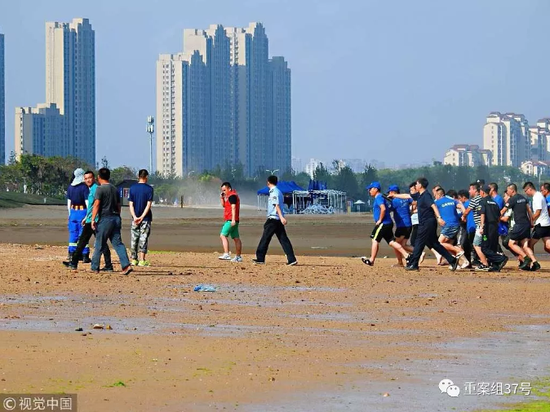 8岁双胞胎溺亡事发沙滩禁游泳 居民：这里无人管