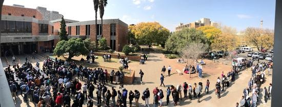 图/距离非洲青年创业者计划大会开场还有数小时，会场外已经排起长队，来自非洲各国的创业者期待与马云面对面交流