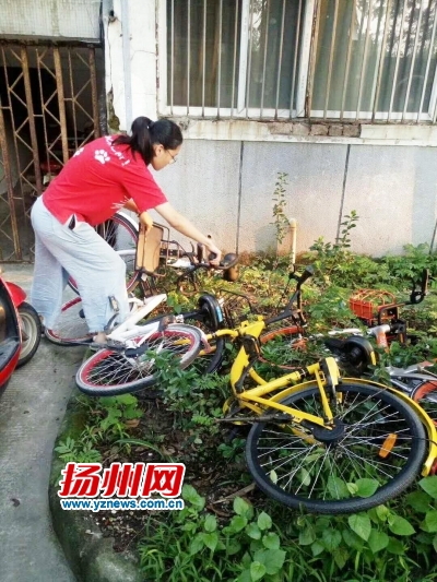 小范正在扶起共享单车。