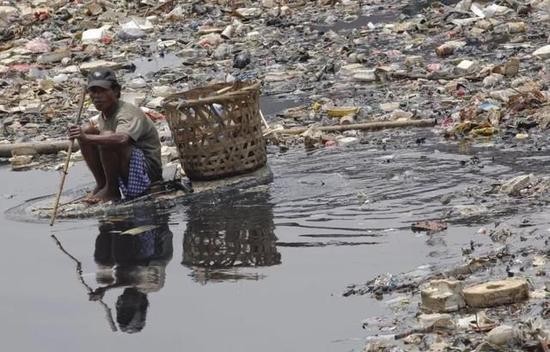 印尼母亲河成尿布河?数百万人饮用尿布污染水