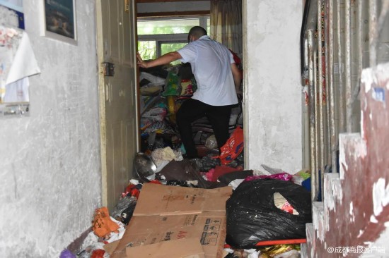女子爱好收藏垃圾被邻里起诉 16人1天运出30车垃圾