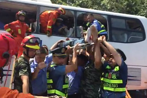 受伤乘客被救援人员从客车内抬出。受访者供图