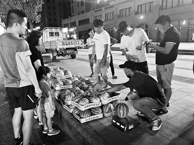 “西瓜男孩”坚持卖瓜攒学费