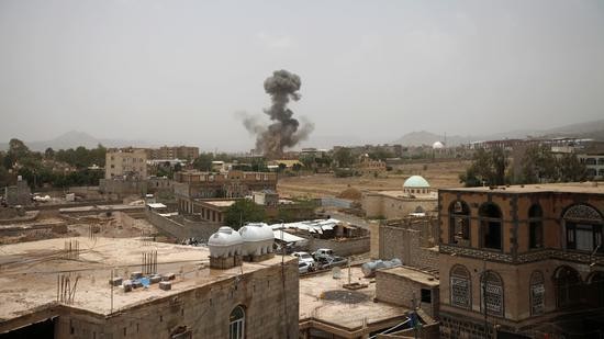 资料图：此前也门萨那遇袭。（路透社）