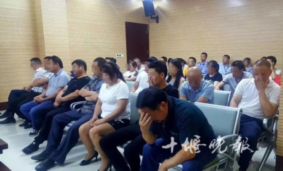 40多名失信被执行人在法院旁听胡某被审