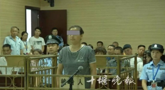竹山县某服装公司老板胡某在法院接受审判。  本文图片均来自“十堰晚报”微信公众号