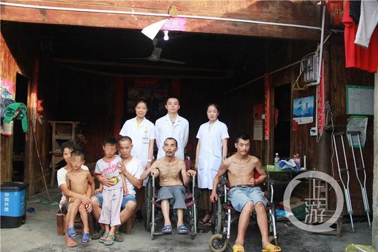 △医护人员来到黄家