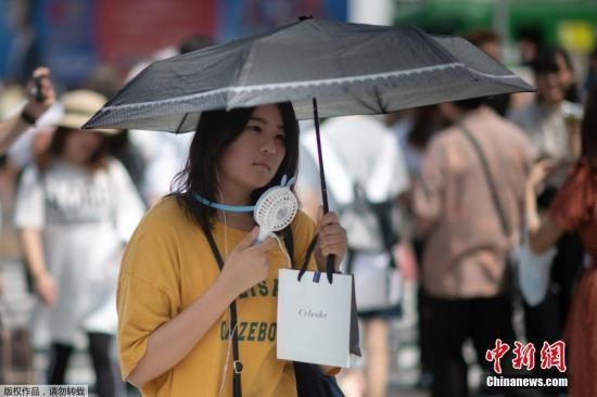 当地时间2018年7月24日，日本高温天气下的东京街头。日本气象厅呼吁人们预防中暑，避免出现生命危险。