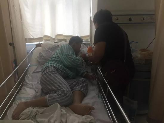 山东大学齐鲁医院输液室内，王岚正在给孟凡森喂药。新京报记者赵蕾 摄