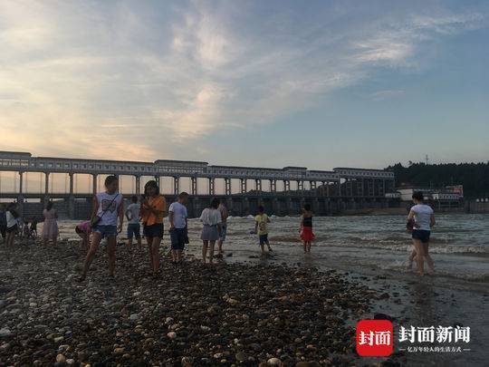 四川网红沙滩1周内1死2失踪 禁游牌前上百人游泳