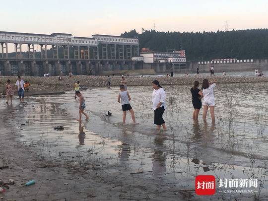 四川网红沙滩1周内1死2失踪 禁游牌前上百人游泳