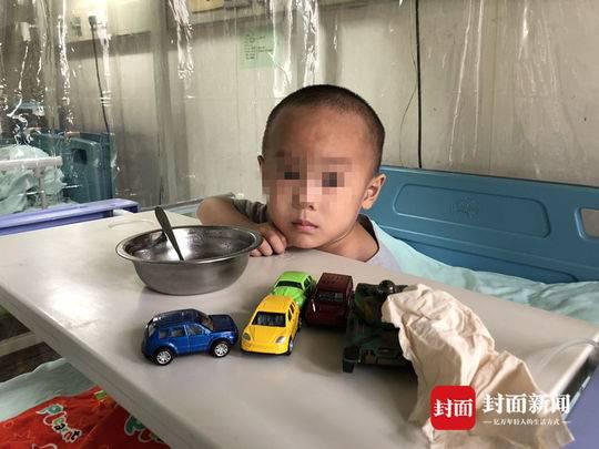 小成坐在病床上，呆呆望着眼前的碗。