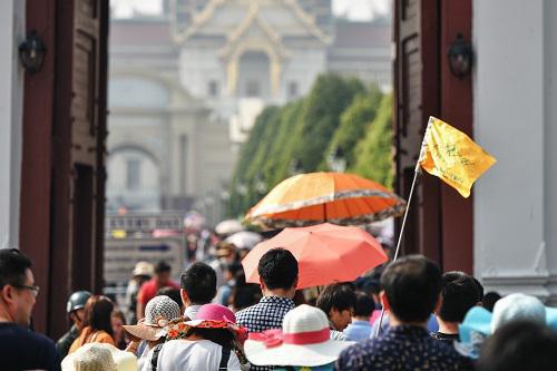 2016年2月11日，在泰国曼谷，来自中国的团队游客进入大皇宫游览。 新华社记者李芒茫摄