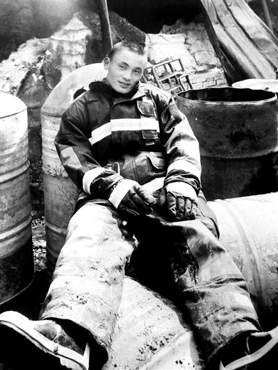 消防员回乡探亲时救人牺牲 从军12年抢险超3千次