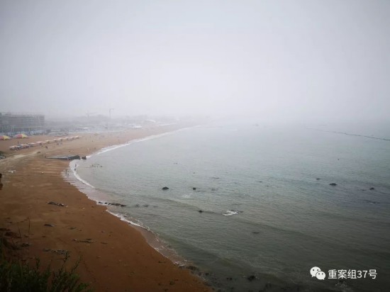 大连5A级度假区污染严重 游客海里游泳身上沾油污