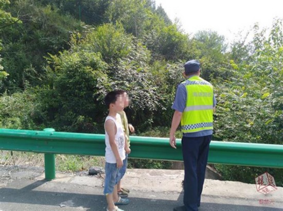 两男童贪玩误上高速 被送回时妈妈在麻将桌喊碰