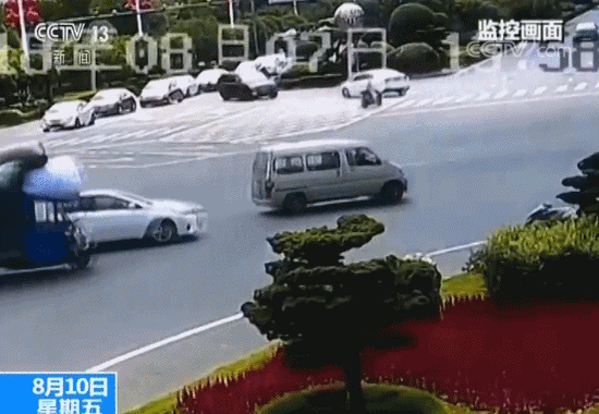 男子无证醉驾连撞多车后弃车逃跑 1人受伤5车受损