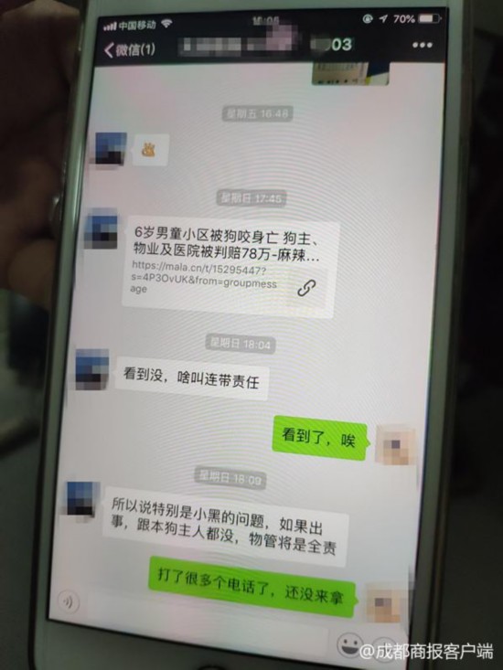 小区喂8年流浪狗被打死 爱狗业主挂横幅花圈讨公道