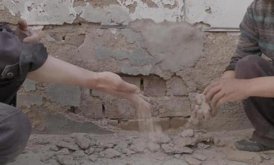 新村住户陈秀住在上面一排，他指着家里开裂的屋顶说，&ldquo;你看房子偷工减料，只放了沙子，没和水泥。&rdquo;