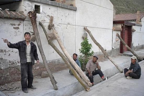 住户陈彦在自己的危房前。