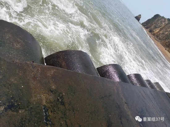 大连5A级度假区污染严重 游客海里游泳身上沾油污