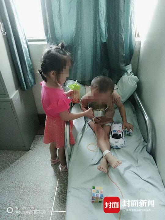 姐姐在病房里贴心地照顾弟弟。