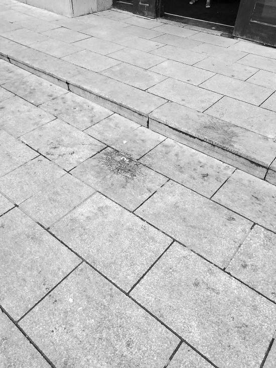 楼上2分钟空降3个鸡蛋 行人:伤得不重恶心得不轻