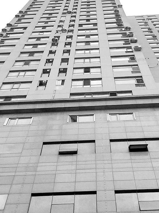 楼上2分钟空降3个鸡蛋 行人:伤得不重恶心得不轻