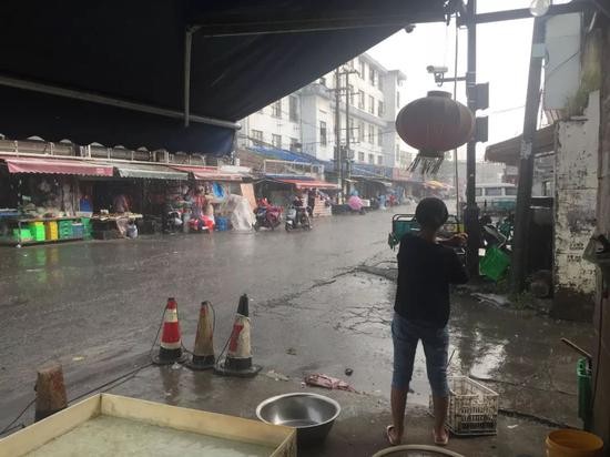 8月8日下午，孟雯正在家门口收拾东西。新京报记者赵蕾 摄