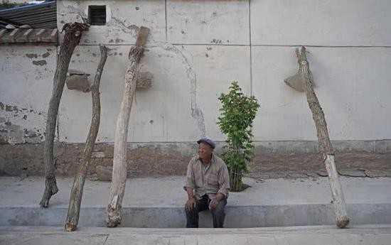 陈怀军在自家危房前。