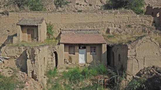 这里的大部分窑洞和土房子濒临坍塌。