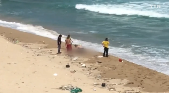 海警对溺水男子进行抢救。（韩国YTN电视台截图）